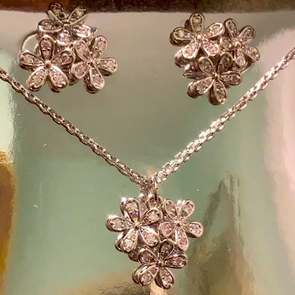 New Kate Spade gleaming gardenia cluster studs and pendant set - Picture 7 of 12